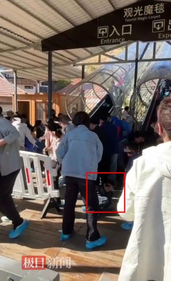 七星配资 景区飞天魔毯失控游客被甩出 设备故障疑引发事故